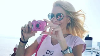 Ελένη Μενεγάκη: Το νυχτερινό πάρτι στην παραλία - Ποζάρει αγκαλιά με τον Μάκη Παντζόπουλο & τον αδελφό της