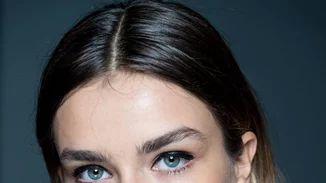 Το μπεζ κραγιόν που έχει σαρώσει στο Pinterest! Πόσο κοστίζει και πού θα το βρεις