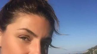 Έλενα Παπαρίζου: Παιχνίδια στην παραλία μαζί με την αδερφή της