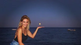 Έλενα Παπαβασιλείου: Διακοπές στην Σαντορίνη - Δες φωτογραφίες με καυτό μπικίνι