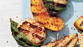 Σουβλάκια με ροδάκινο και χτένια τυλιγμένα σε βασιλικό