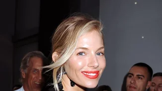 Μαύρο φόρεμα το καλοκαίρι; Η Sienna Miller σού δείχνει πώς να το φορέσεις