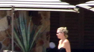 Charlize Theron: Οι παπαράτσι την τσάκωσαν μόνο με το μαγιό της!