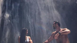 Σάκης Τανιμανίδης - Χριστίνα Μπόμπα: Τρυφερές στιγμές στην θάλασσα