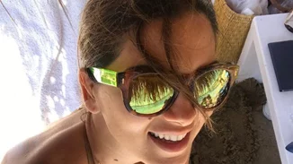 Σταματίνα Τσιμτσιλή: Ποζάρει στη παραλία χωρίς μακιγιάζ