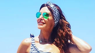 Βίκυ Χατζηβασιλείου: Με καυτό μπικίνι σε πισίνα