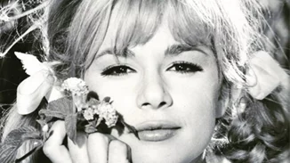 Σπάνιο κλικ: Η Αλίκη Βουγιουκλάκη ποζάρει στον υπέροχο κήπο του σπιτιού της με το πορτοκαλί μπικίνι που θα φορούσαμε και σήμερα