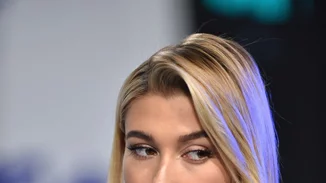 Η Hailey Baldwin άλλαξε και χρώμα μαλλιών και κούρεμα! Δεν την αναγνωρίσαμε (σχεδόν)