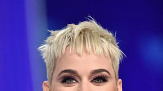 Η Katy Perry απέκτησε σε ένα βράδυ μαύρα μακριά μαλλιά!
