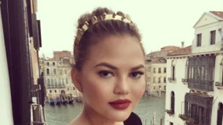 Chrissy Teigen: Μας δείχνει τις φωνητικές της ικανότητες (βίντεο)