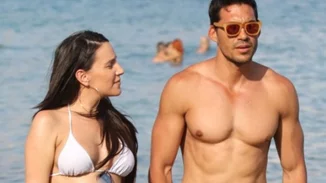 Μαλού: Με φουσκωμένη κοιλίτσα στην παραλία στον πλευρό του συντρόφου της