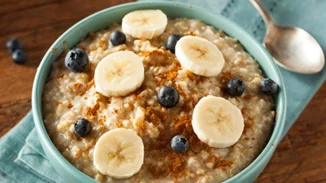 Πρωινό με βρώμη: 4 συνταγές με λιγότερες από 400 θερμίδες