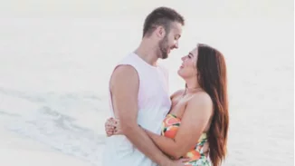 Ένας άντρας εκθειάζει τις καμπύλες της γυναίκας του και γίνεται viral