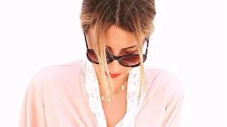 Μαρία Ηλιάκη: Ποζάρει εντελώς άβαφη και πιο μαυρισμένη από ποτέ