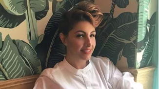 Έλενα Παπαρίζου: Ποζάρει με ροζ ολόσωμο μαγιό