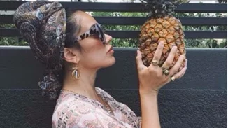 Κόνι Μεταξά: Ποζάρει με μπικίνι στη Μύκονο