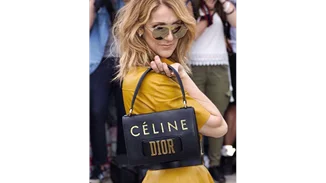 Τι συμβαίνει με την τσάντα της Celine Dion σε αυτή τη φωτογραφία;