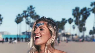 Glitter Boobs: Η νέα τάση που σε θέλει (σχεδόν) γυμνή!