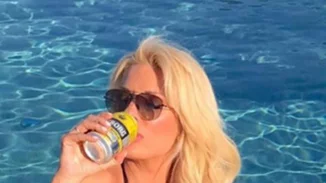 Ελένη Μενεγάκη: Βουτιές σε καταγάλανα νερά με τις κόρες της