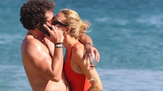 Βίκυ Καγιά - Ηλίας Κρασσάς: Τρυφερές αγκαλιές και φιλιά στην παραλία