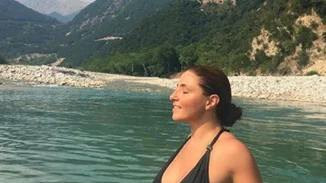 Έλενα Παπαρίζου: Βουτιές σε ποτάμι με μαύρο ολόσωμο μαγιό