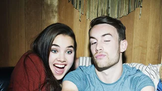 Η επιστήμη εξηγεί γιατί βγαίνεις παράξενη στις selfies