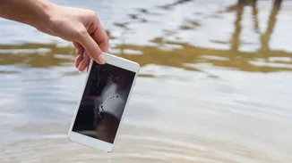 Βρήκαμε το κόλπο που θα σώσει το κινητό σου αν πέσει στο νερό