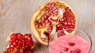 Smoothie αποτοξίνωσης με ρόδι και μπανάνα