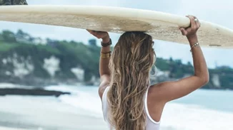 Πώς θα επαναφέρεις τα μαλλιά μετά τη θάλασσα και τις διακοπές