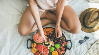 Πώς θα αποφύγεις το τσιμπολόγημα αργά το βράδυ | 6 τεχνικές από τη δρ Μαρία Ψωμά