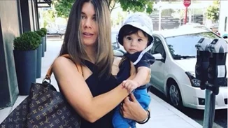 Κατερίνα Μουτσάτσου: Διακοπές στην Αίγινα με τον γιο της