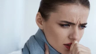 6 τρόποι να υποχωρήσει ο πονόλαιμος και να νιώσεις άμεσα καλύτερα