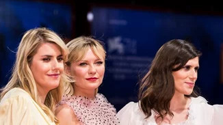 Venice Film Festival '17: Η στυλιστική επάνοδος της Kirsten Dunst στο κόκκινο χαλί