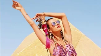 Alessandra Ambrosio: Με τα «φτερά» της στην έρημο!