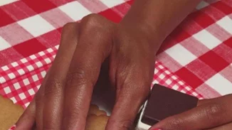 Το καρό είναι το hot season trend και εσύ θα το φοράς και στα νύχια σου