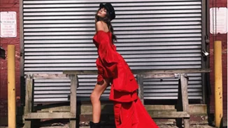 Kaia Gerber: Ποζάρει με κόκκινο φόρεμα και δηλώνει... ντροπαλή