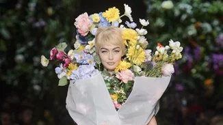 Το φλοράλ όπως δεν το έχεις ξαναδεί στο show του οίκου Moschino