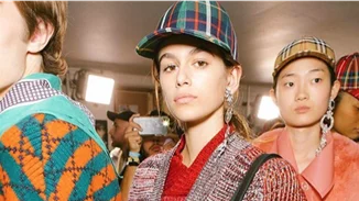 Burberry Φθινόπωρο/ Χειμώνας 2017 | Επαναφέρει το εμβληματικό καρό!