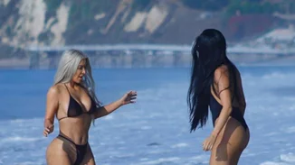 Kim Kardashian: Με μαγιό λίγους μήνες μετά τις αρετουσάριστες φωτογραφίες