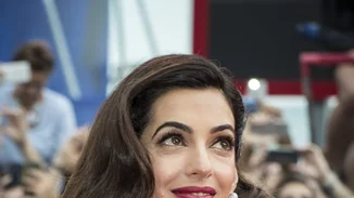 Σου άρεσε η εμφάνιση της Amal Clooney; Εδώ θα βρεις όλα τα μυστικά του μακιγιάζ και του χτενίσματος