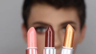 Αυτός ο beauty vlogger κάνει όλο (κυριολεκτικά όλο) το μακιγιάζ του μόνο με κραγιόν!