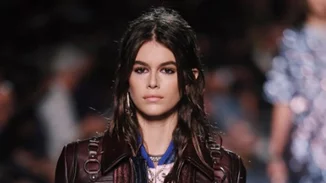 Kaia Gerber: Ταλαιπωρημένη και άβαφτη μετά την εμφάνιση της στην πασαρέλα