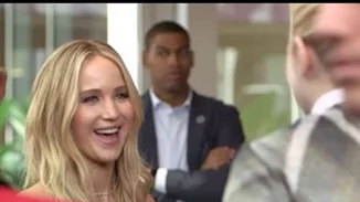 Jennifer Lawrence - Emma Stone: H αμήχανη on camera στιγμή τους (βίντεο)