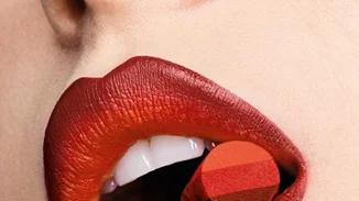 Ένα κραγιόν, 3 διαφορετικές αποχρώσεις στα χείλη; Όχι, δεν σου κάνουμε πλάκα!