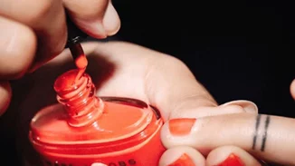 Hot or not? Ο Marc Jacobs κάνει τάση το manicure των 2 εβδομάδων!