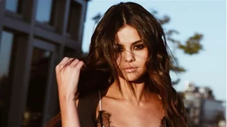 Selena Gomez: Η καλή της φίλη και δότριά της δείχνει την ουλή της!