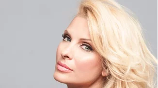 Ελένη Μενεγάκη: Έγινε μελαχρινή και κατέβηκε στην Ερμού - Δες φωτογραφία