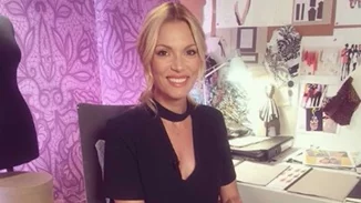 Βίκυ Καγιά: Η πρώτη selfie από την δουλειά και το φιλί στους θαυμαστές της