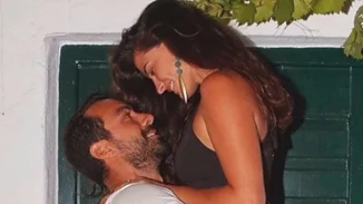 Χριστίνα Μπόμπα - Σάκης Τανιμανίδης: Νυχτερινή βόλτα στην Αθήνα