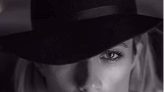 Ντορέττα Παπαδημητρίου: Ποζάρει αισθησιακά φορώντας μόνο ένα λευκό πουκάμισο